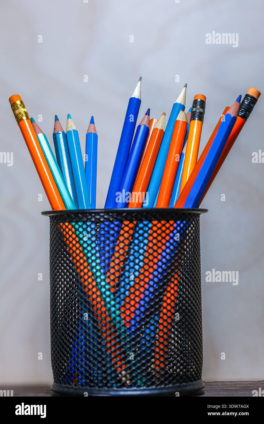 crayons de couleur orange montrant un contraste de couleurs chaud et froid. Idéal pour la théorie du design, l'éducation et les visuels marketing créatifs. Banque D'Images
