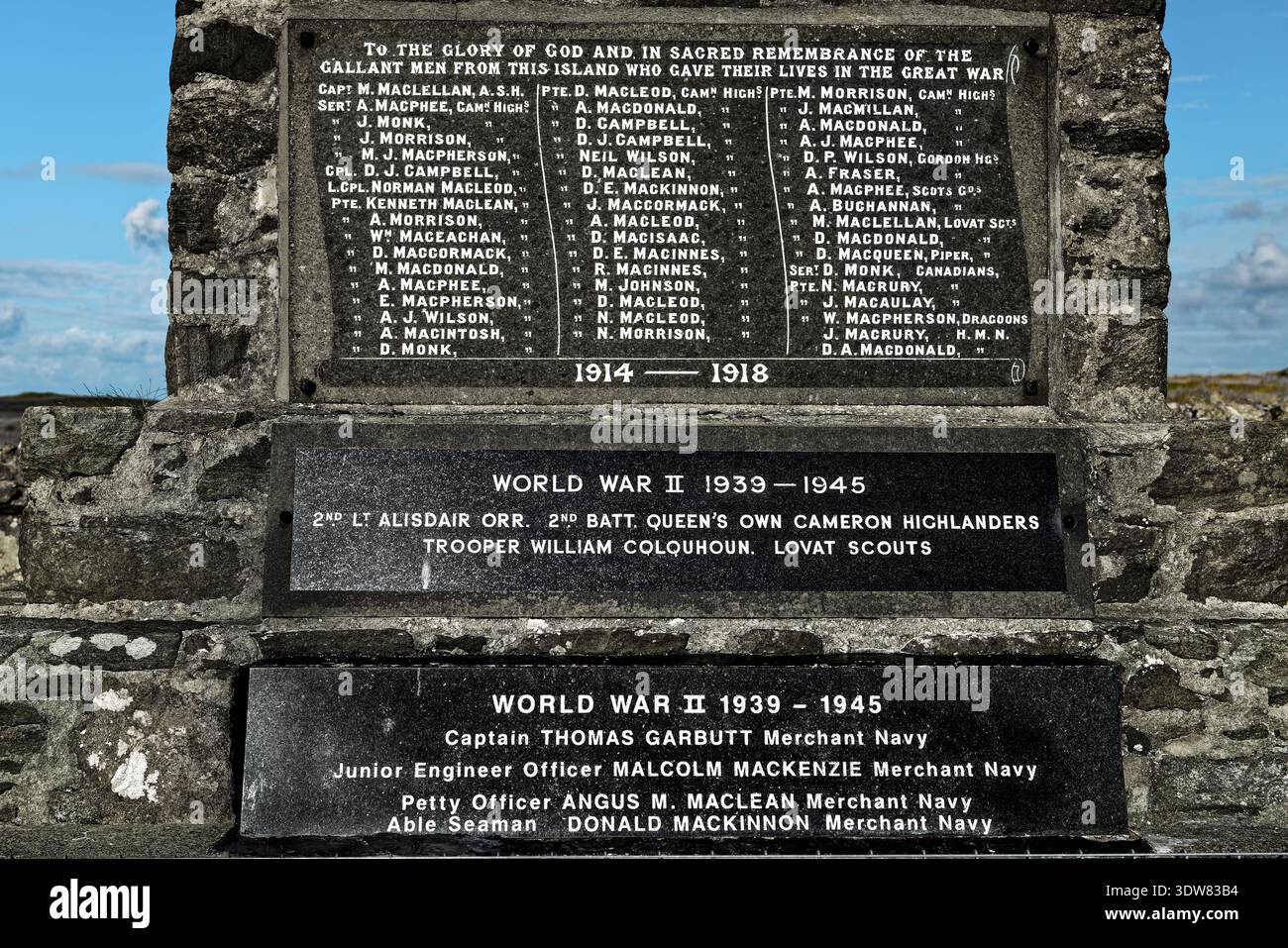 Le mémorial de guerre de Benbecula, dans les Hébrides extérieures, en Écosse, commémore la première et la seconde Guerre mondiale avec les noms de l'île tombée. Pilier en pierre de bord de route sur A865 dans le centre de l'île Banque D'Images