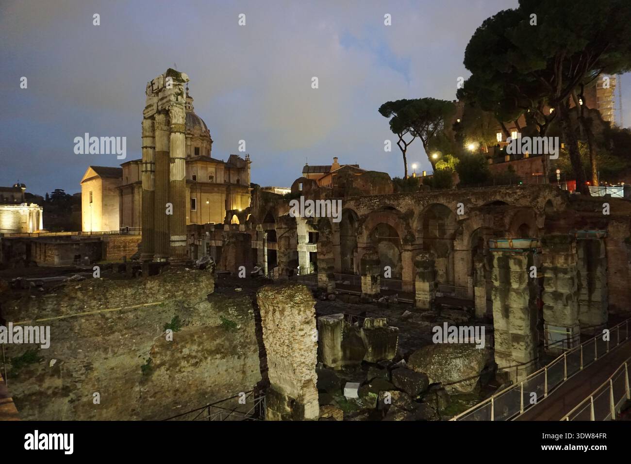 Les ruines antiques du Forum Romanum la nuit Banque D'Images