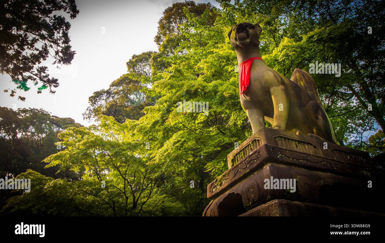 Statue du renard du sanctuaire Fushimi Inari Taisha, Kyoto, Japon Banque D'Images
