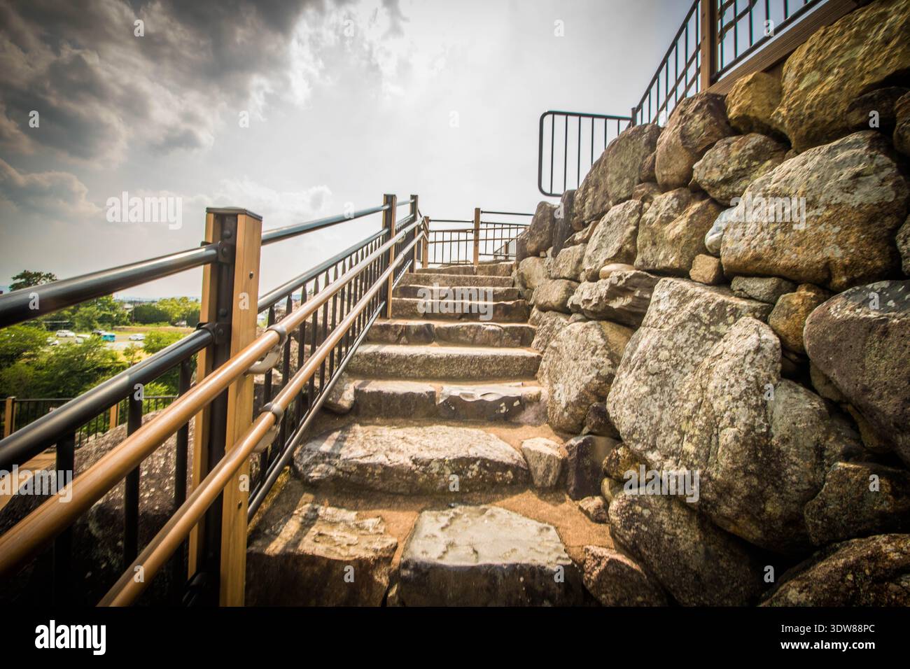 Les vestiges du château de Koriyama le jour du printemps Moody, Yamatakoriyama, préfecture de Nara, Japon Banque D'Images