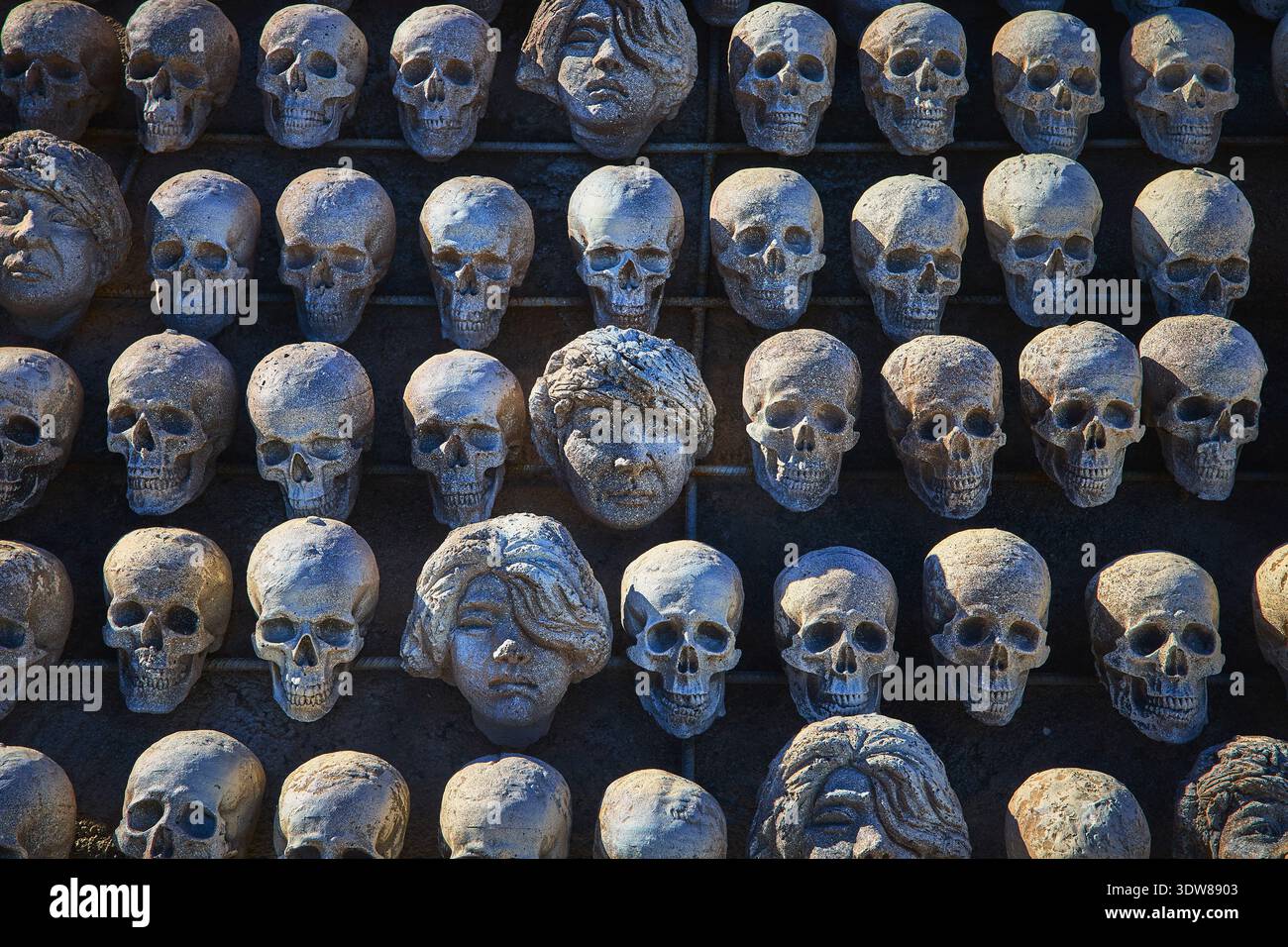 Crânes sculptés et visages humains en grille à Liberty Park Yermo California Banque D'Images