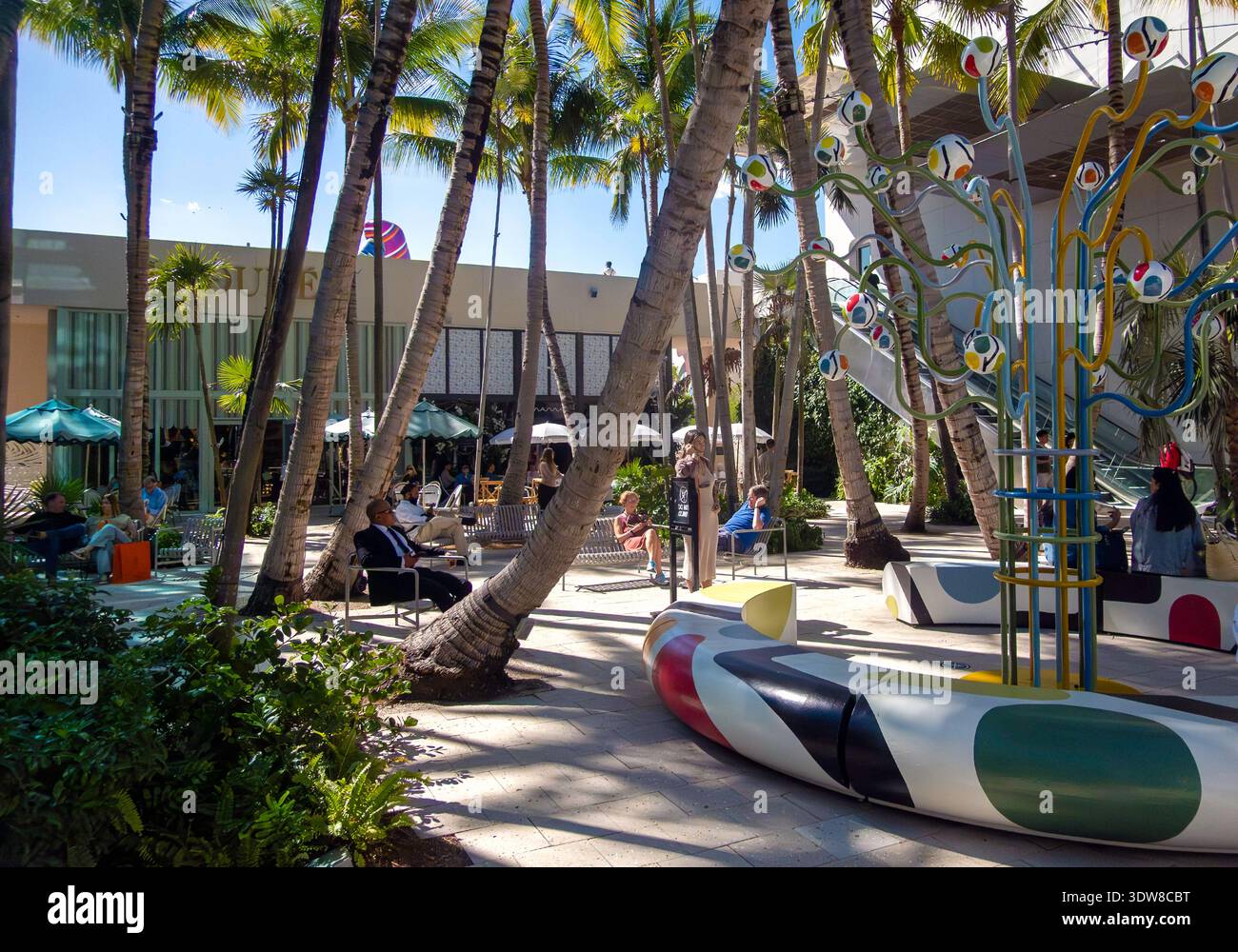 Les gens se relaxent dans un espace extérieur d'un centre commercial à Miami, Floride, États-Unis Banque D'Images