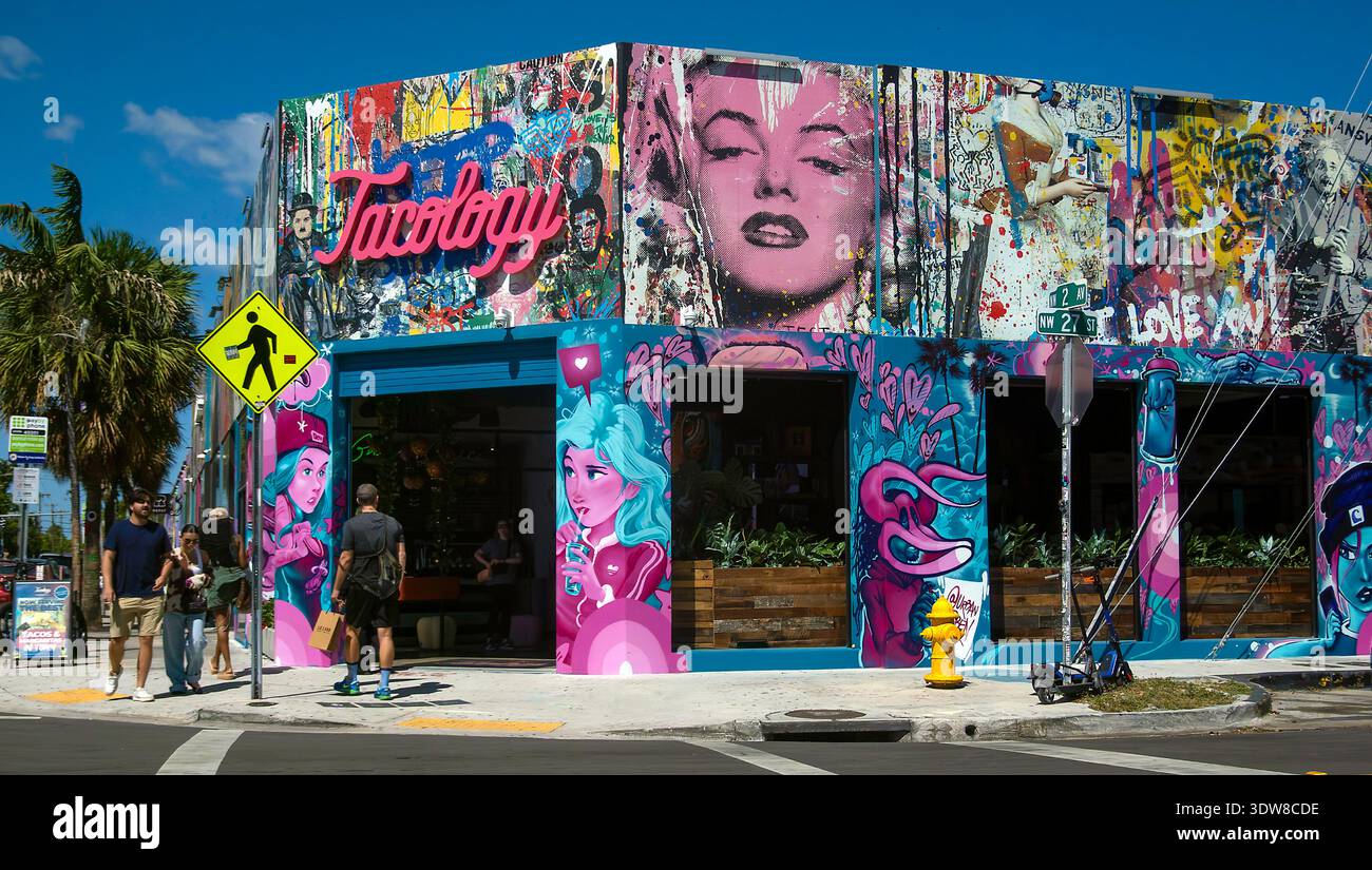 Bâtiment couvert de graffiti sur un coin de rue à Wynwood, Miami, Floride, États-Unis Banque D'Images