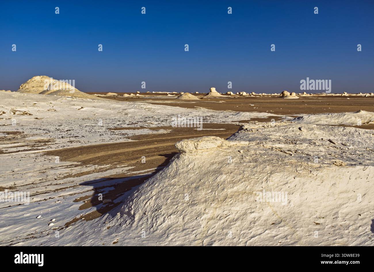 Beau paysage avec des roches minérales blanches et du sable dans le désert Blanc près de l'oasis de Farafra en Egypte Banque D'Images