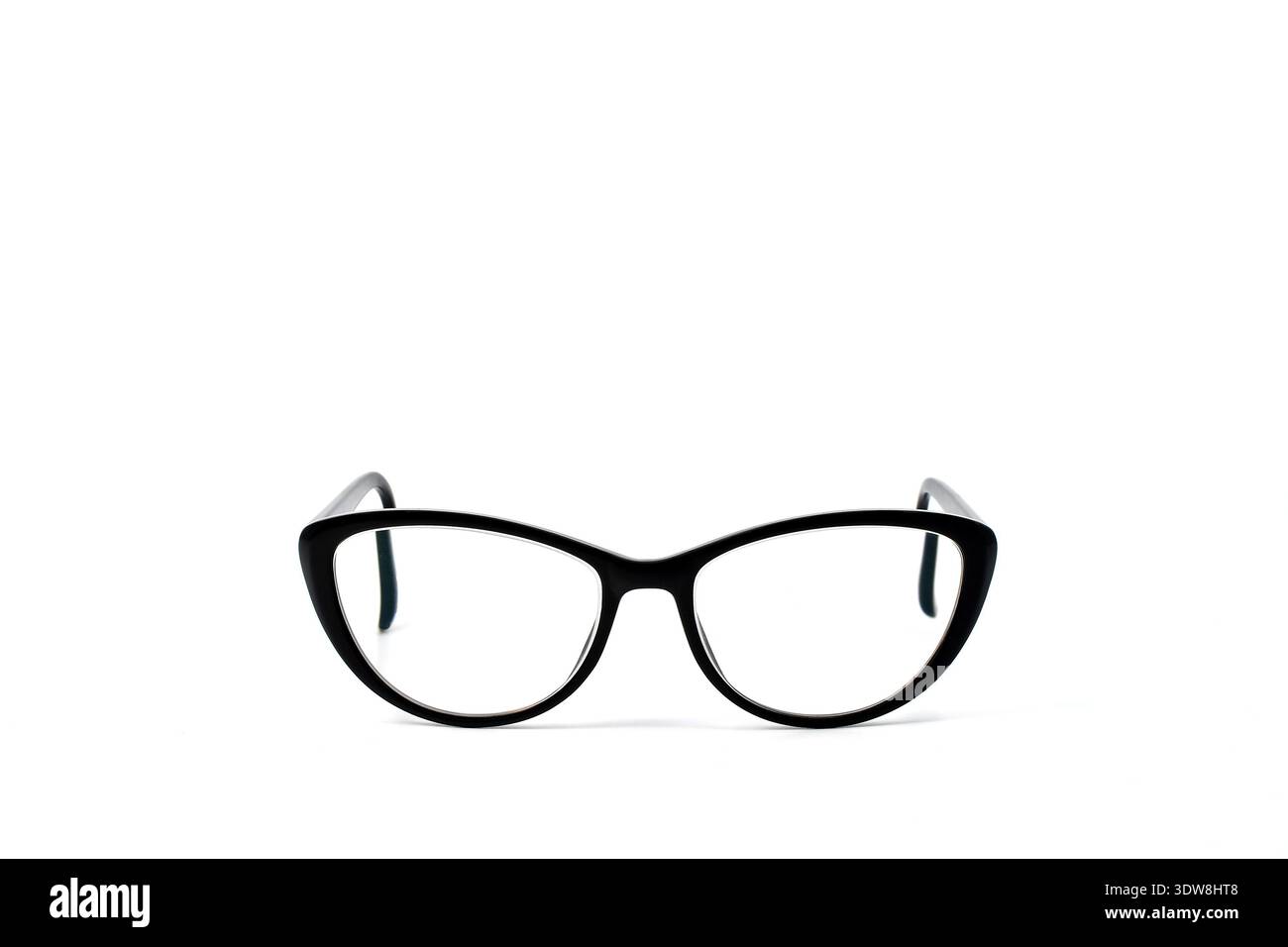 Paire de lunettes femme cate en forme d'oeil avec un cadre noir isolé sur un fond blanc. Copier l'espace. Concept de vision. Banque D'Images