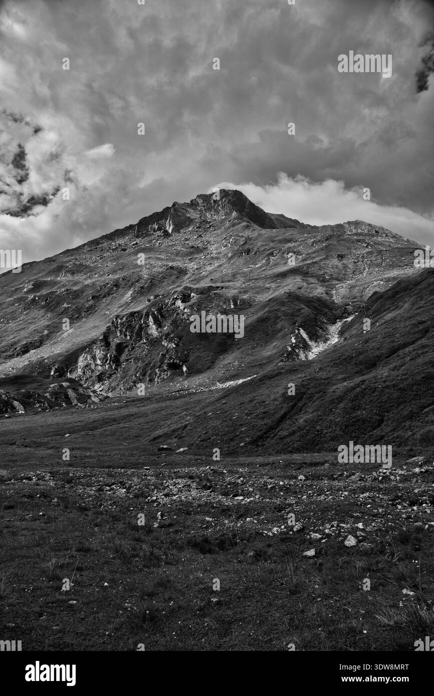 Un paysage de montagne spectaculaire à Greina, en Suisse, avec terrain accidenté et ciel Moody. Banque D'Images