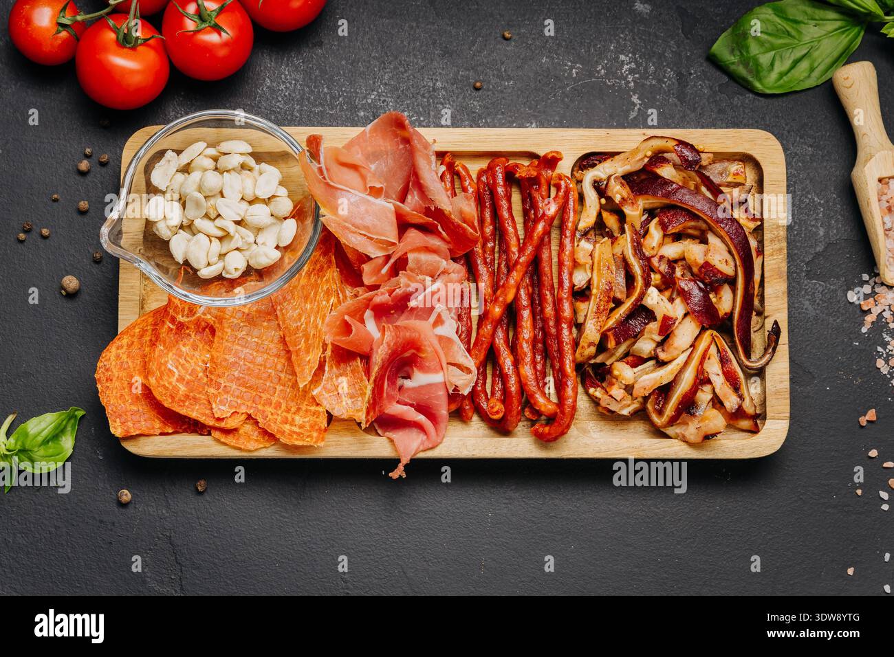 Assortiment de charcuteries et d'en-cas servis sur un plateau de hors-d'œuvre gastronomique en bois Banque D'Images