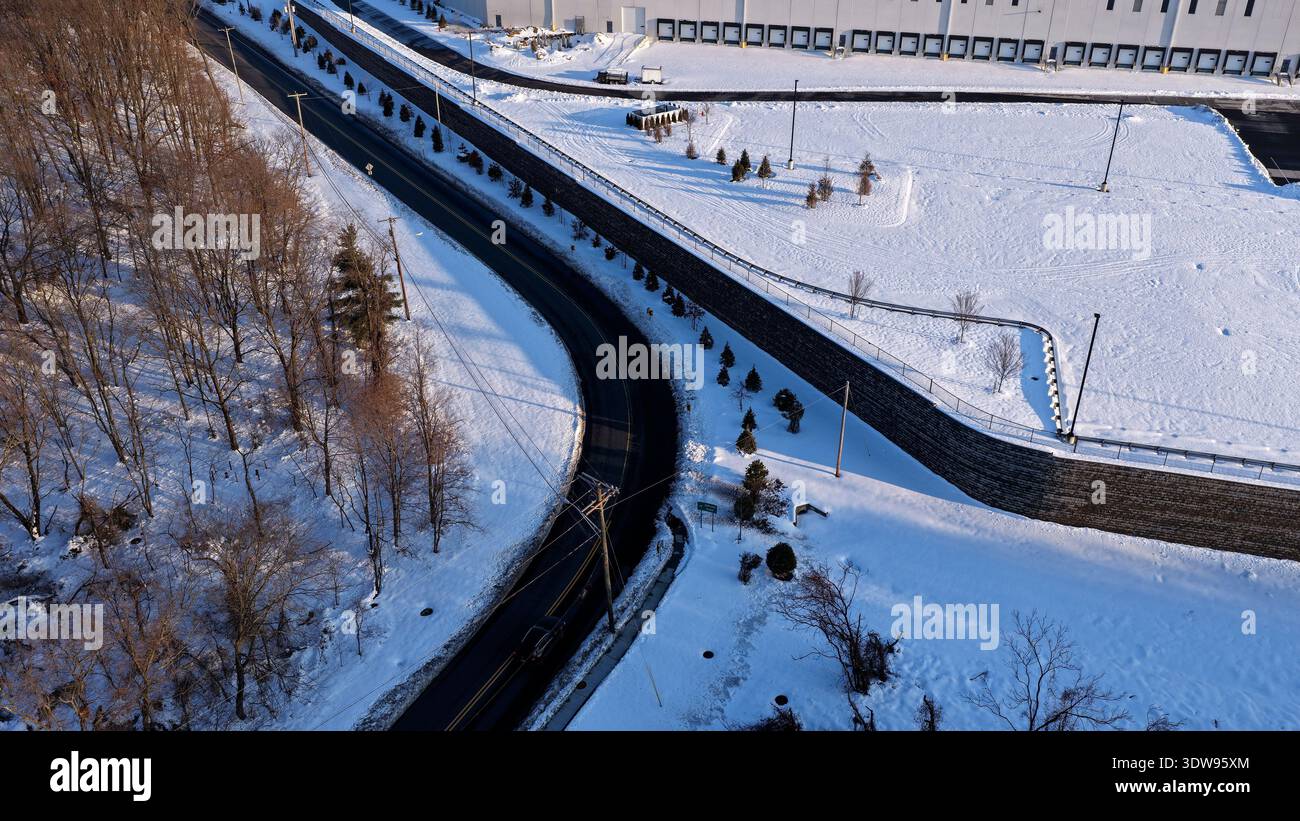 Vue aérienne d'un virage sur une route enneigée Banque D'Images
