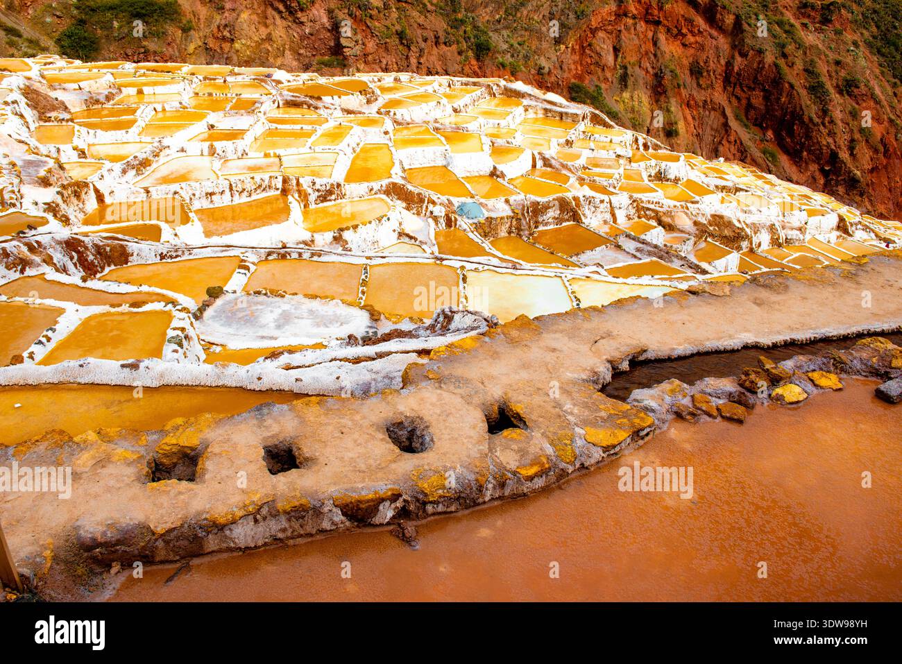 Les terrasses de sel de Maras brillent un jour ensoleillé au Pérou Banque D'Images
