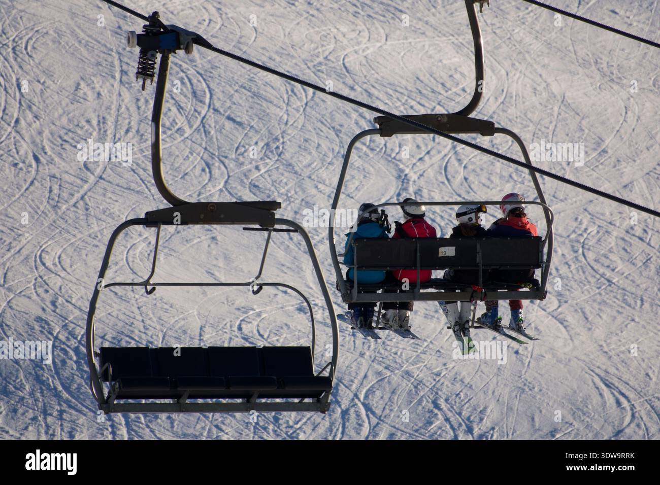 Skieurs sur les remontées mécaniques à Sestriere, Turin, Italie Banque D'Images