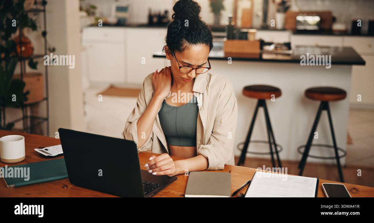Femme, inconfort et douleur au cou avec ordinateur portable à la maison avec mauvaise posture, burnout et pression hypothécaire. Stress, personne féminine ou pc avec épaule douloureuse Banque D'Images
