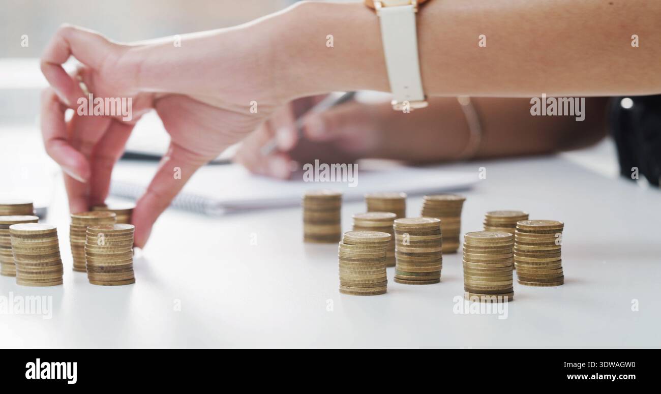 Budget, mains et compter les pièces dans le bureau pour la planification financière, les fonds de petite caisse et la piste de vérification. Comptable, argent et organisation de la monnaie au bureau Banque D'Images
