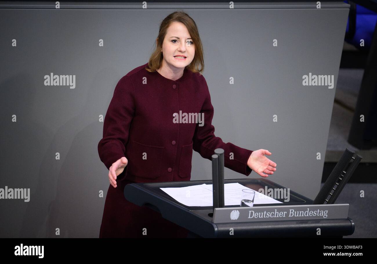 Berlin, Allemagne. 26 février 2026. Annika Klose (SPD) intervient lors du débat sur la loi sur la négociation collective lors de la 59e session plénière de la 21e législature du Bundestag allemand. Les principaux sujets de la séance d'aujourd'hui sont la loi sur la négociation collective, la loi sur l'avenir des infrastructures, la réforme des régimes de retraite privés, la modification de la loi sur la sûreté de l'aviation et un débat d'actualité sur l'emploi de parents par l'AFD. Crédit : Bernd von Jutrczenka/dpa/Alamy Live News Banque D'Images