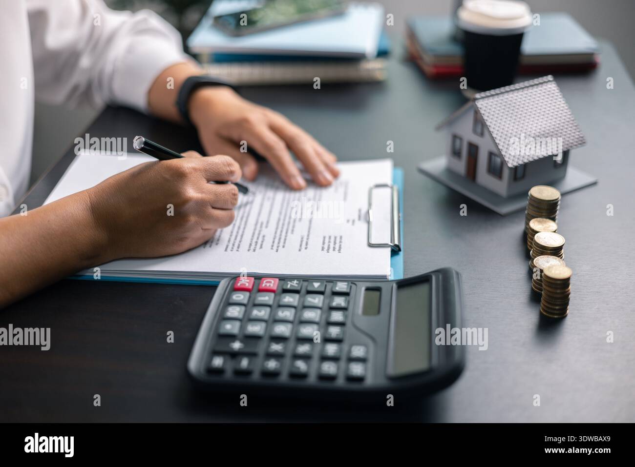 Finance banque de frais d'impôt comptabilité budget argent homme d'affaires accueil pour l'analyse des dépenses d'affaires économiser utiliser financier calculer comptable close up cal Banque D'Images