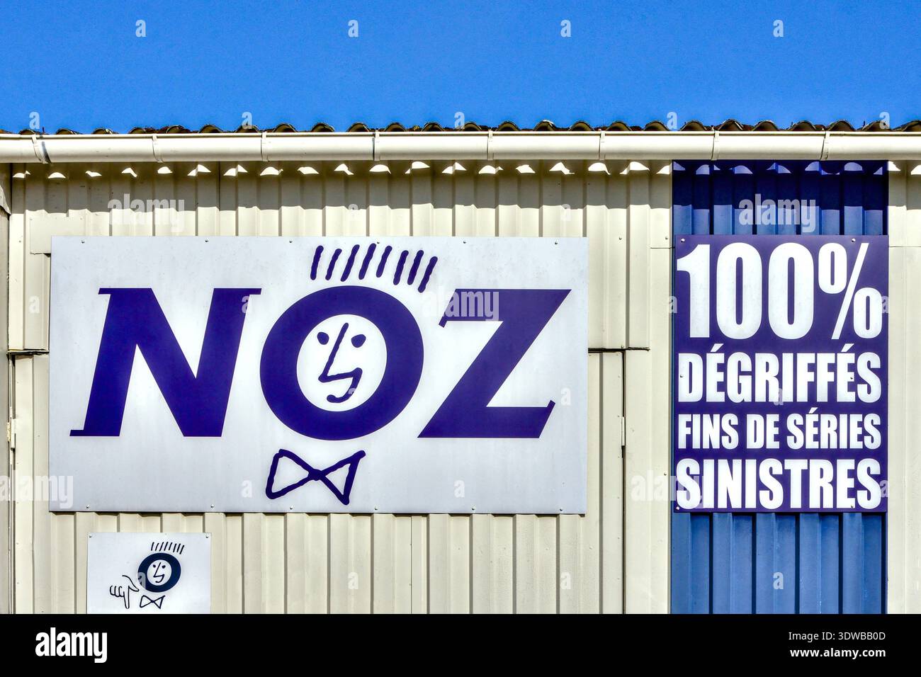 Signalétique corporative pour la chaîne française NOZ de magasins discount 313 - Loches, Indre-et-Loire (37), France. Banque D'Images