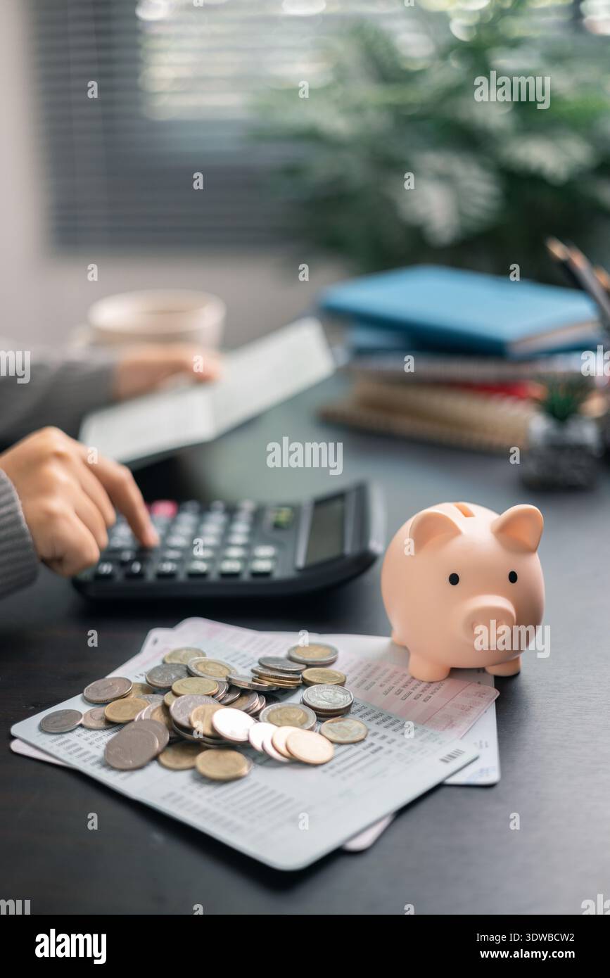Finance banque de frais d'impôt comptabilité budget argent homme d'affaires main utiliser calculatrice financière calculer comptable gros plan calculatrice avec graphique w Banque D'Images