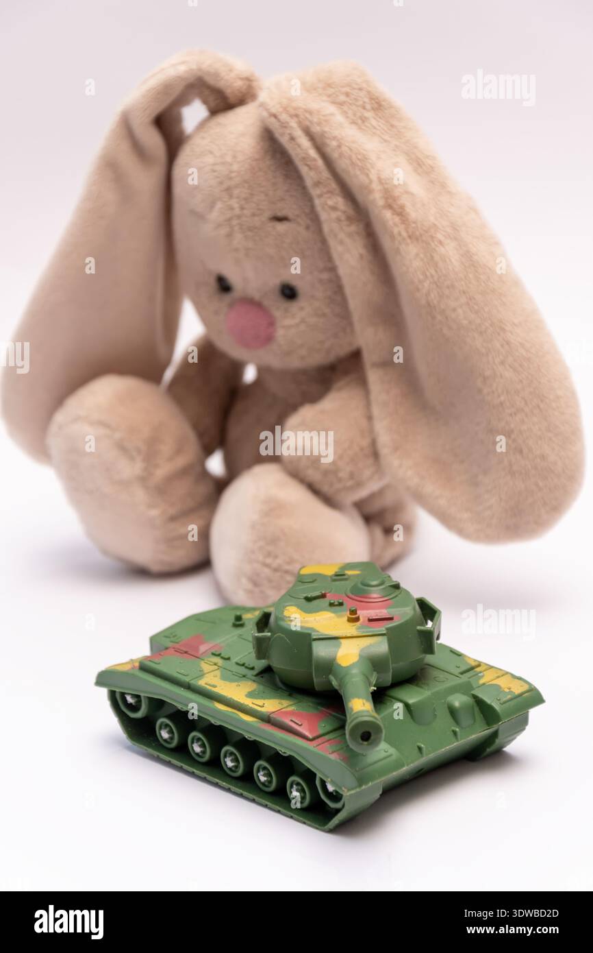 réservoir placé avant lapin de jouet mou sur fond neutre. Banque D'Images