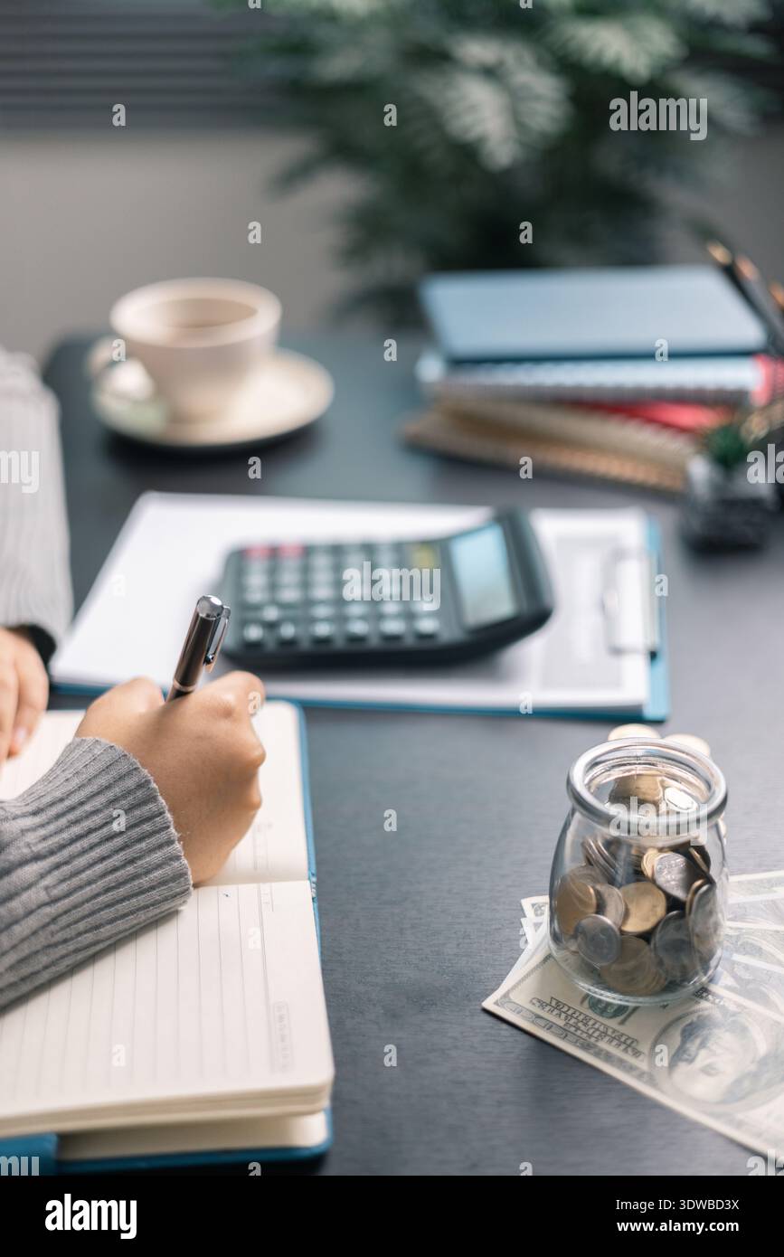 Finance banque de frais d'impôt comptabilité budget argent homme d'affaires main utiliser calculatrice financière calculer comptable gros plan calculatrice avec graphique w Banque D'Images