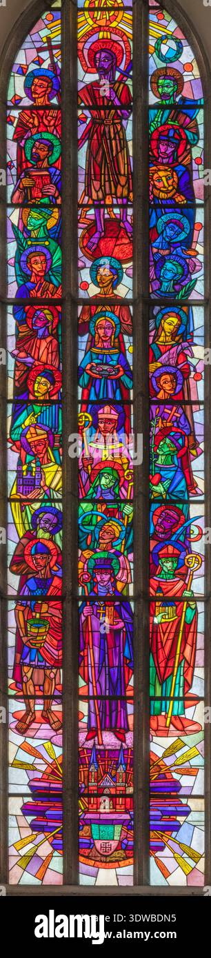 SALZBOURG, AUSTIRA - 7 SEPTEMBRE 2025 : le mondern vitrail avec des saints (Comunio Sanctorum) dans l'église Andrea Kirche par Karl Weiser Banque D'Images