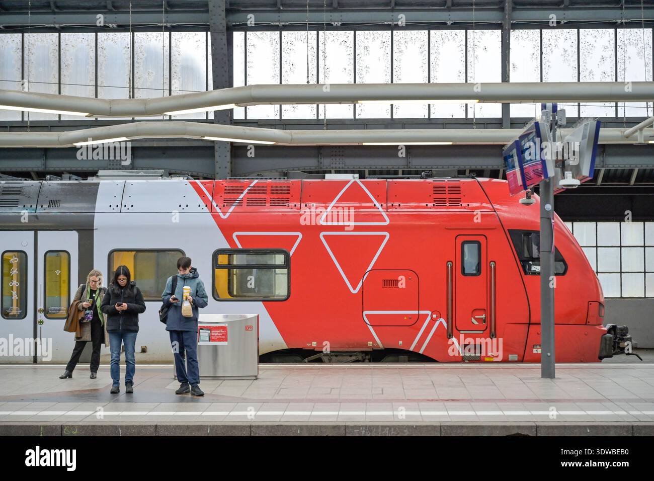 RegionalExpress, Hauptbahnhof, Karlsruhe, Baden-Württemberg, Deutschland Banque D'Images