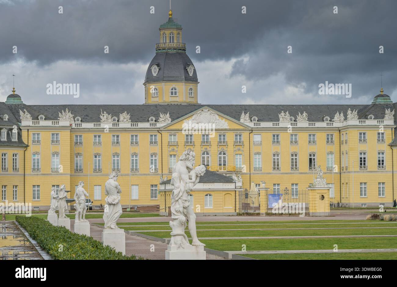 Schloß Karlsruhe, Schloßplatz, Karlsruhe, Baden-Württemberg, Deutschland Banque D'Images