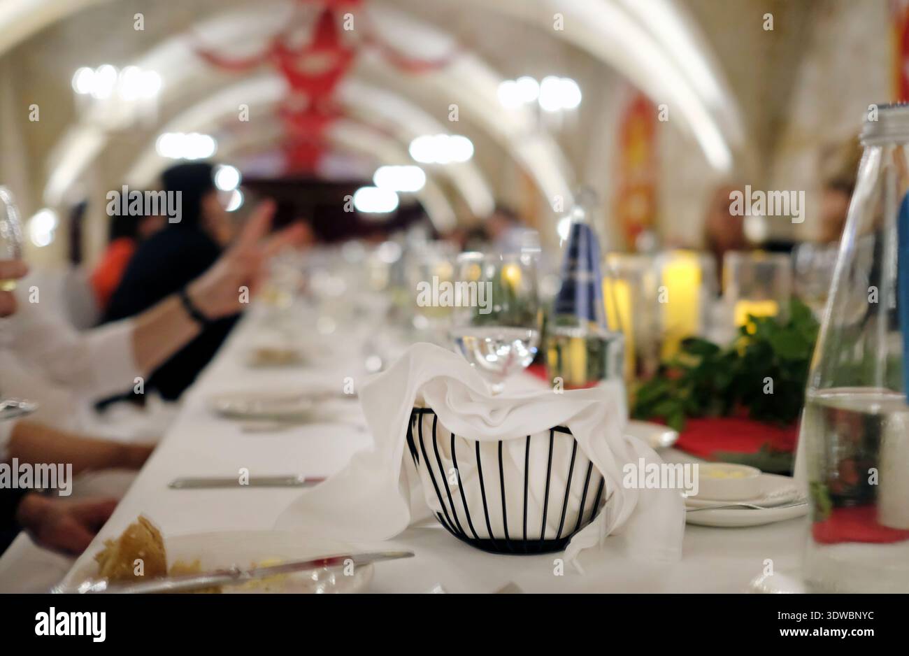 Concentrez-vous sur un panier à pain à une longue table dans un château Banque D'Images