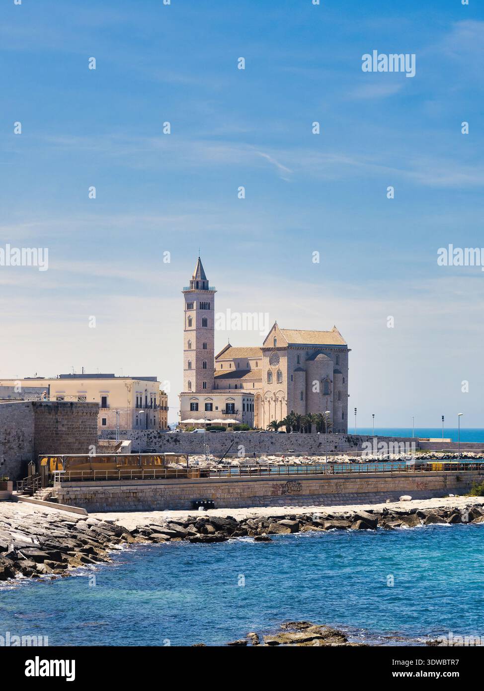 Vue arrière de la Basilique Cathédrale de l'Assomption de Marie à Trani, Pouilles, Italie. Architecture romane historique et atmosphère méditerranéenne Banque D'Images
