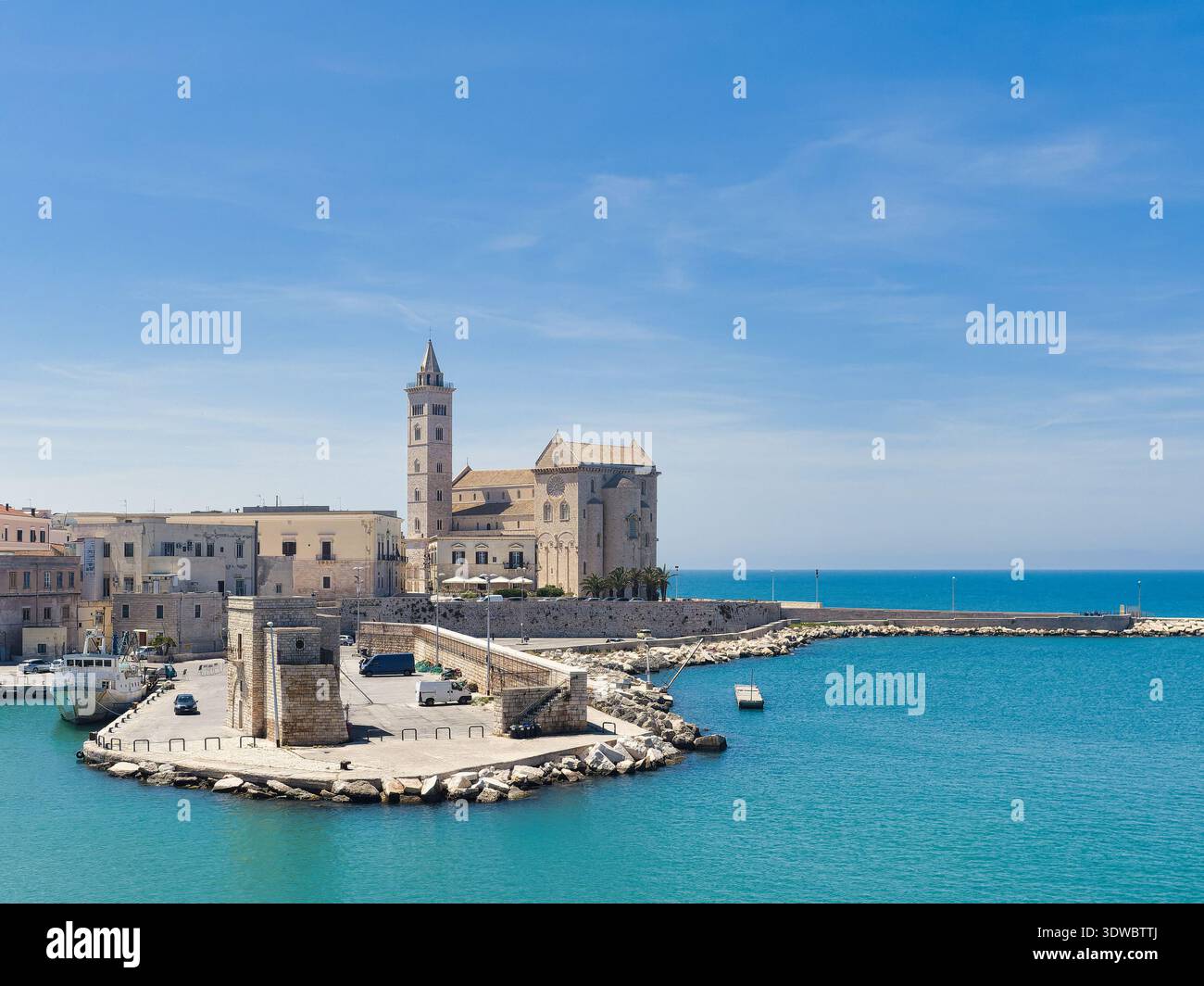 Vue arrière de la Basilique Cathédrale de l'Assomption de Marie à Trani, Pouilles, Italie. Architecture romane historique et atmosphère méditerranéenne Banque D'Images