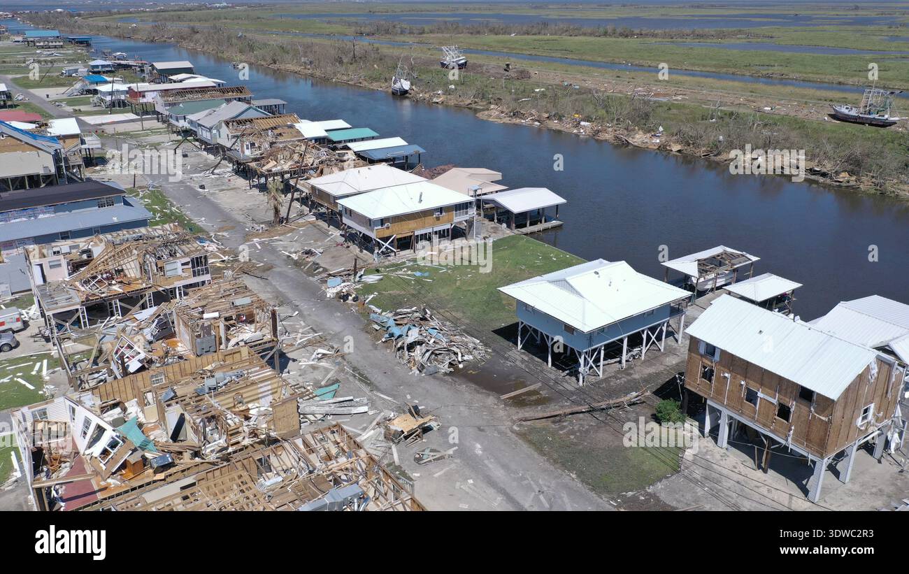 Vue aérienne de maisons, certaines complètement détruites, d'autres encore debout au bord de l'eau, à la suite d'une tempête, Dulac, Louisiane, États-Unis. Banque D'Images