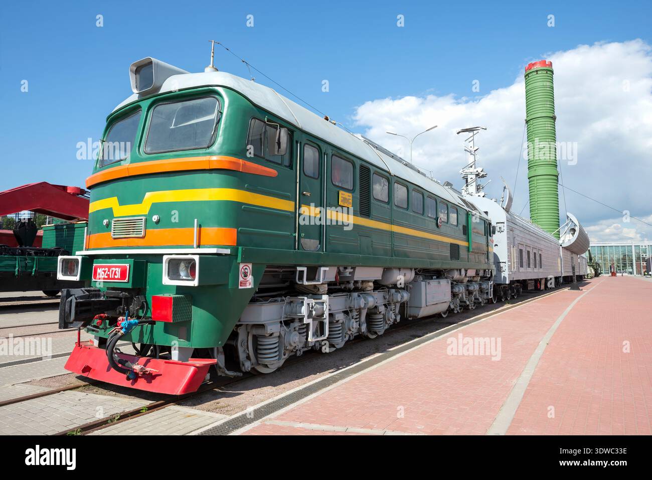 SAINT-PÉTERSBOURG, RUSSIE - 16 AOÛT 2018 : une locomotive diesel avec le système de missiles ferroviaires de combat Molodets avec un missile balistique intercontinental Banque D'Images