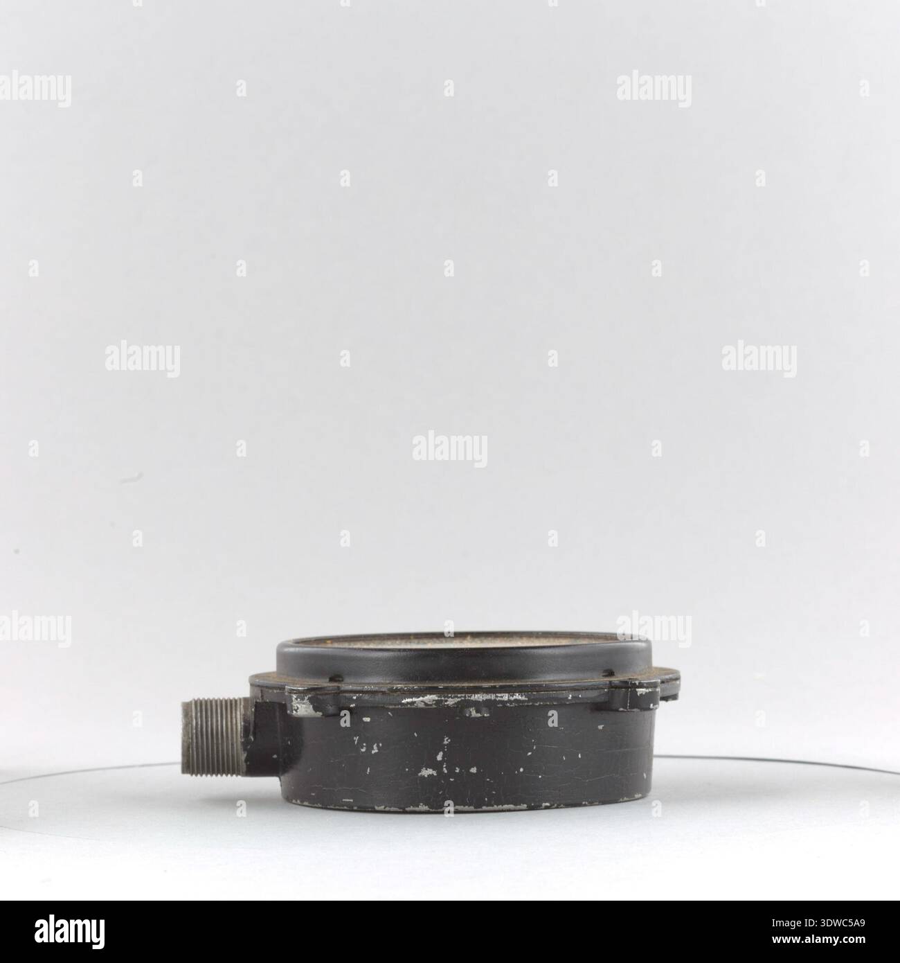 Elgin National Watch Company tachymètre était un indicateur de vitesse de rotation à entraînement mécanique produit en 1918 pour l'aviation ou la surveillance des moteurs industriels. L'instrument dispose d'un cadran recouvert de verre d'environ 12 cm de diamètre monté sur une base de 5 cm de haut avec un raccord d'entraînement mécanique. L'image d'archives enregistre une épreuve photographique historique documentant l'instrumentation de précision du début du XXe siècle fabriquée par la Elgin National Watch Company. Banque D'Images