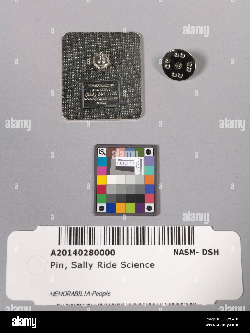 Sally Ride Science PIN était un objet promotionnel et organisationnel appartenant à Dre Sally K. Ride, la première femme américaine à voyager dans l'espace sur STS-7 en 1983. Elle a co-fondé Sally Ride Science en 2001 avec Tam O'Shaughnessy et Karen Flammer pour remédier aux disparités dans la participation AUX STIM. L'image d'archive enregistre l'épingle liée à son travail de plaidoyer éducatif. Banque D'Images