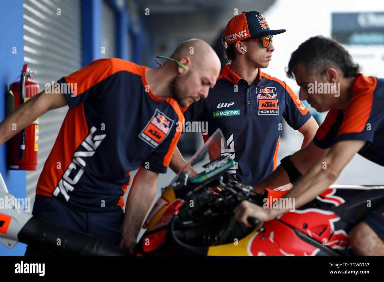 BURIRAM, THAÏLANDE - FÉVRIER 26 : Pedro Acosta, Espagnol, et Red Bull KTM Factory Racing(37) en avant-première avant le MotoGP de Thaïlande sur le circuit international de Chang le 26 février 2026 à Buriram, Thaïlande. (Photo de Qian Jun) Banque D'Images