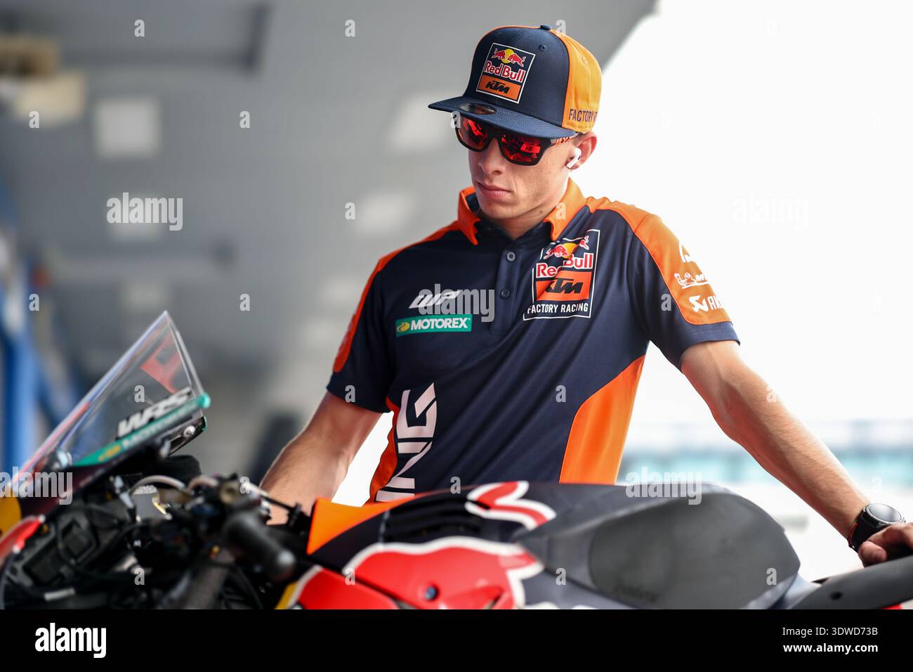 BURIRAM, THAÏLANDE - FÉVRIER 26 : Pedro Acosta, Espagnol, et Red Bull KTM Factory Racing(37) en avant-première avant le MotoGP de Thaïlande sur le circuit international de Chang le 26 février 2026 à Buriram, Thaïlande. (Photo de Qian Jun) Banque D'Images