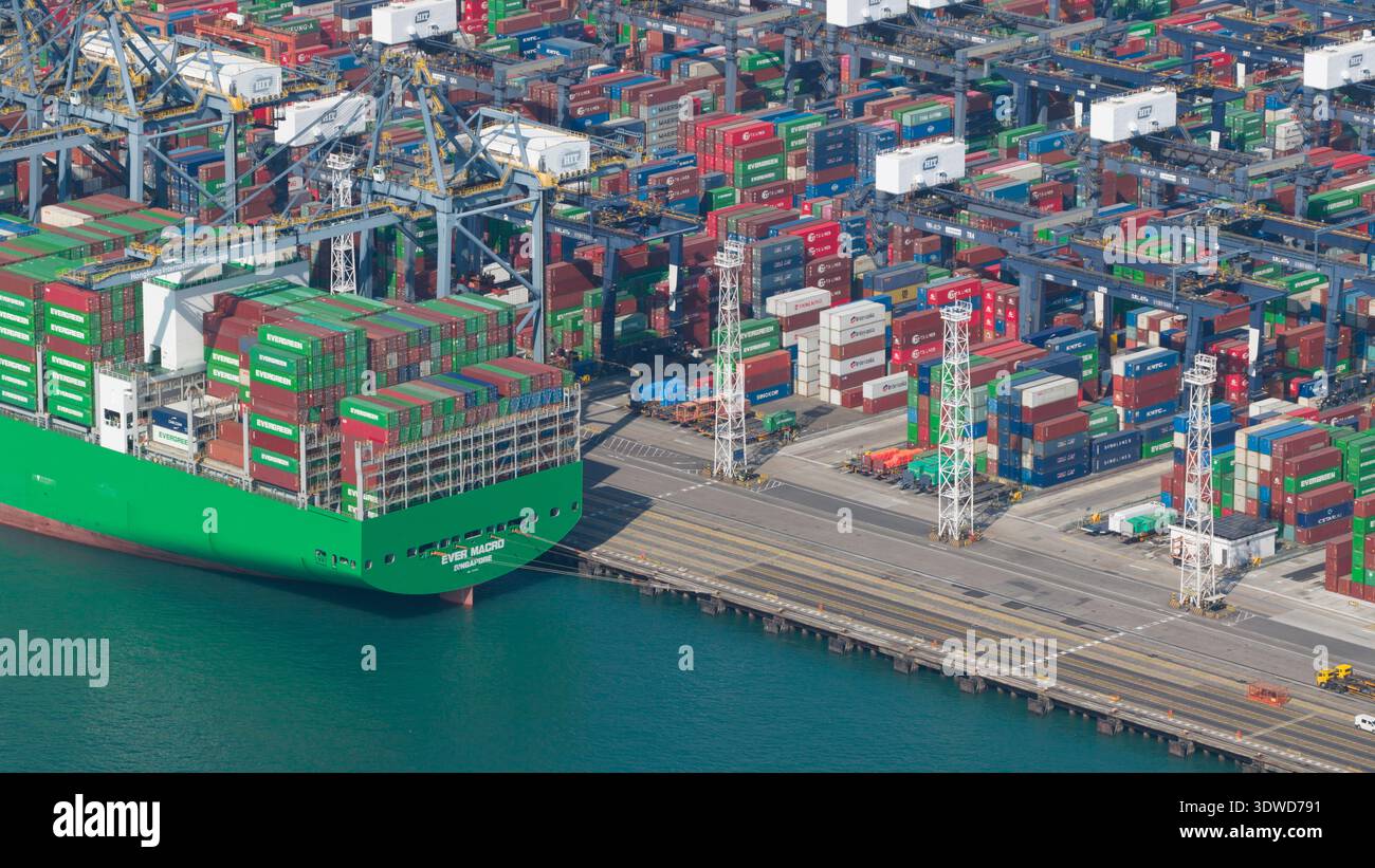 Hong Kong, Hong Kong - 15 février 2026 : vue aérienne d'un terminal à conteneurs portuaire, où les navires verts éclatants rencontrent une tapisserie de conteneurs colorés Banque D'Images