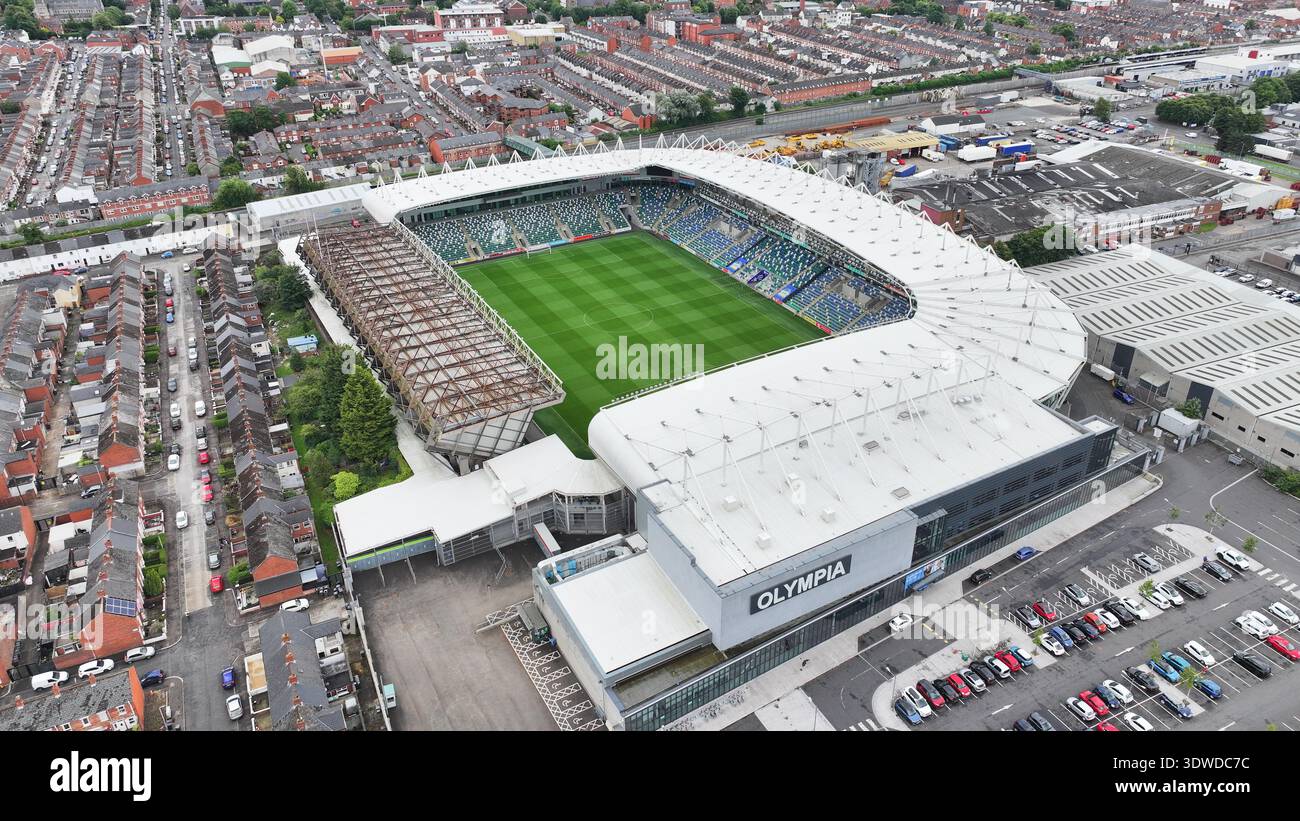 Belfast, Royaume-Uni - 11 juillet 2023 : vue aérienne de l'Olympia Leisure Centre et du Windsor Park Stadium, une tapisserie vibrante de terrain vert et de conc Banque D'Images