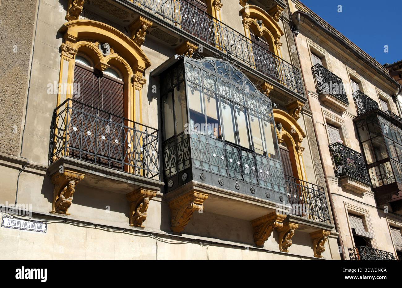 Balcon fermé vitré sur un bâtiment, Plaza Del Poeta Iglesias, Salamanque, Castille-et-Léon, Espagne. Banque D'Images