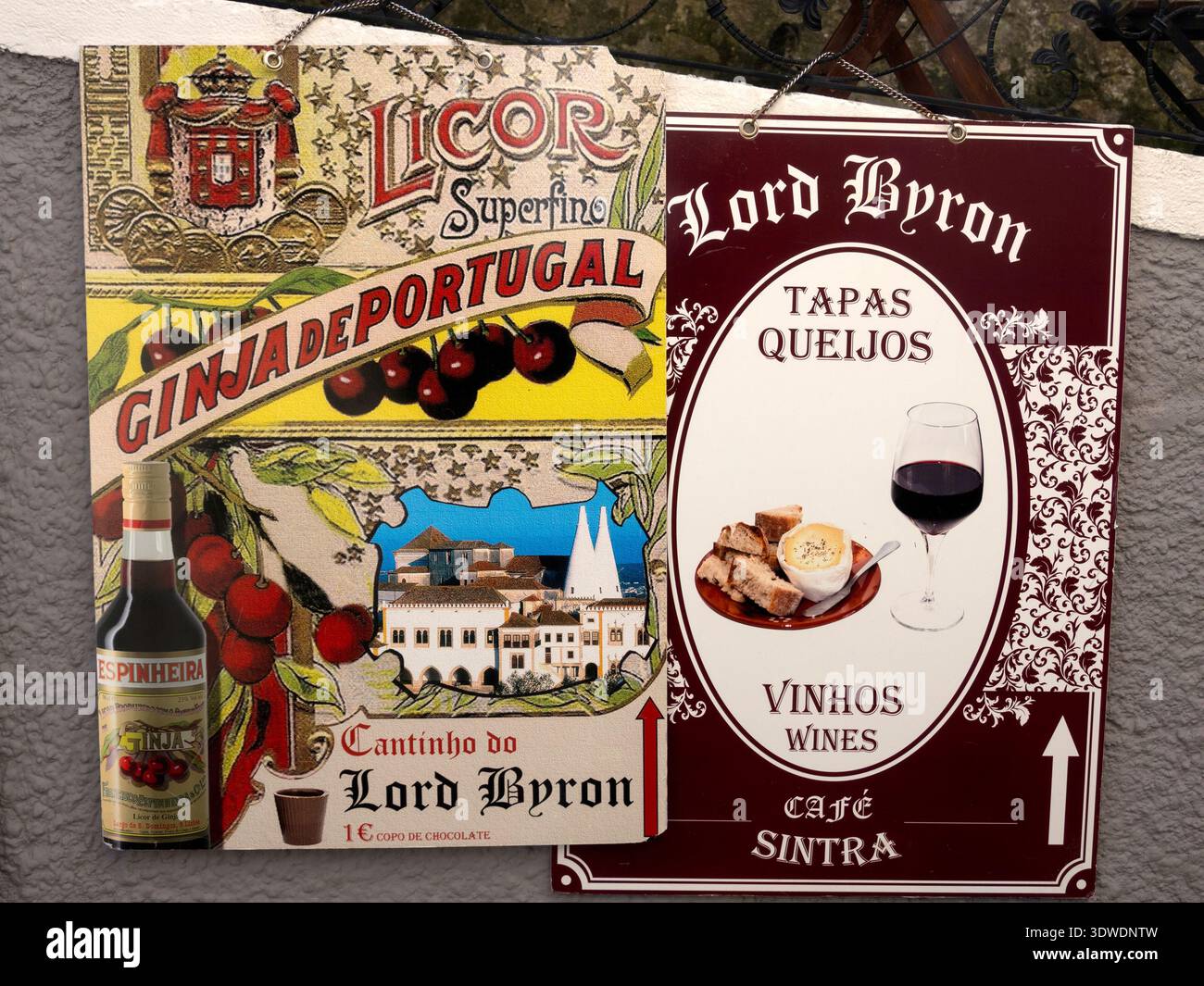 SINTRA, PORTUGAL - 07 MARS 2015 : sacs souvenirs devant Lord Byron Cafe Banque D'Images