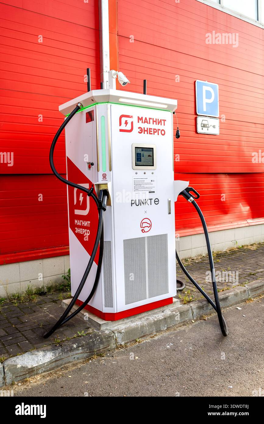 Saint-Pétersbourg, Russie - 13 septembre 2025 : borne de recharge de voiture électrique de marque à côté du super magasin Magnit Banque D'Images