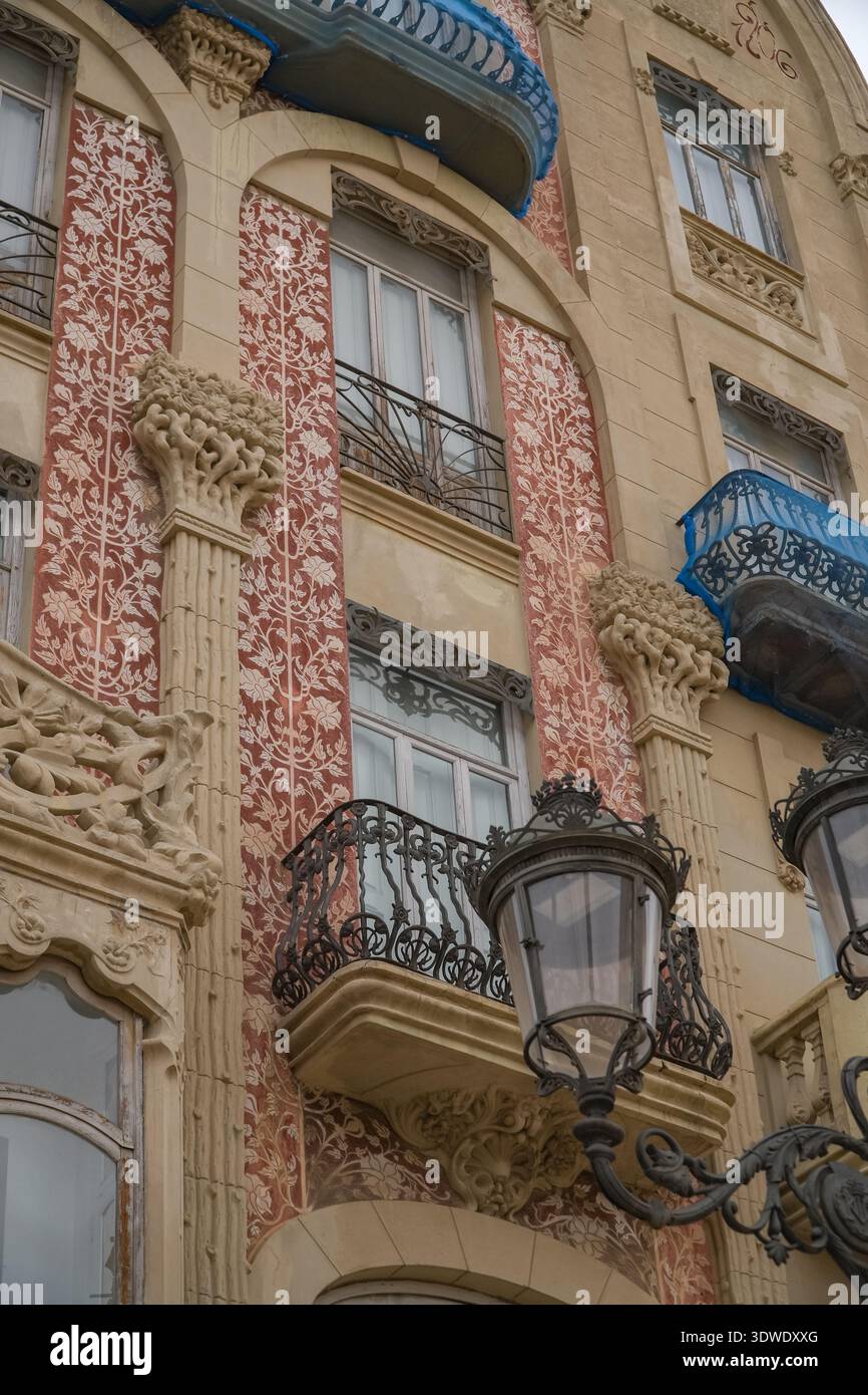 Casa del Punt de Ganxo, Casa de l'Encarnació. Valencia, Espagne. Gros plan sur la façade moderniste avec sgraffito floral, balcons en fer ornés et scu Banque D'Images