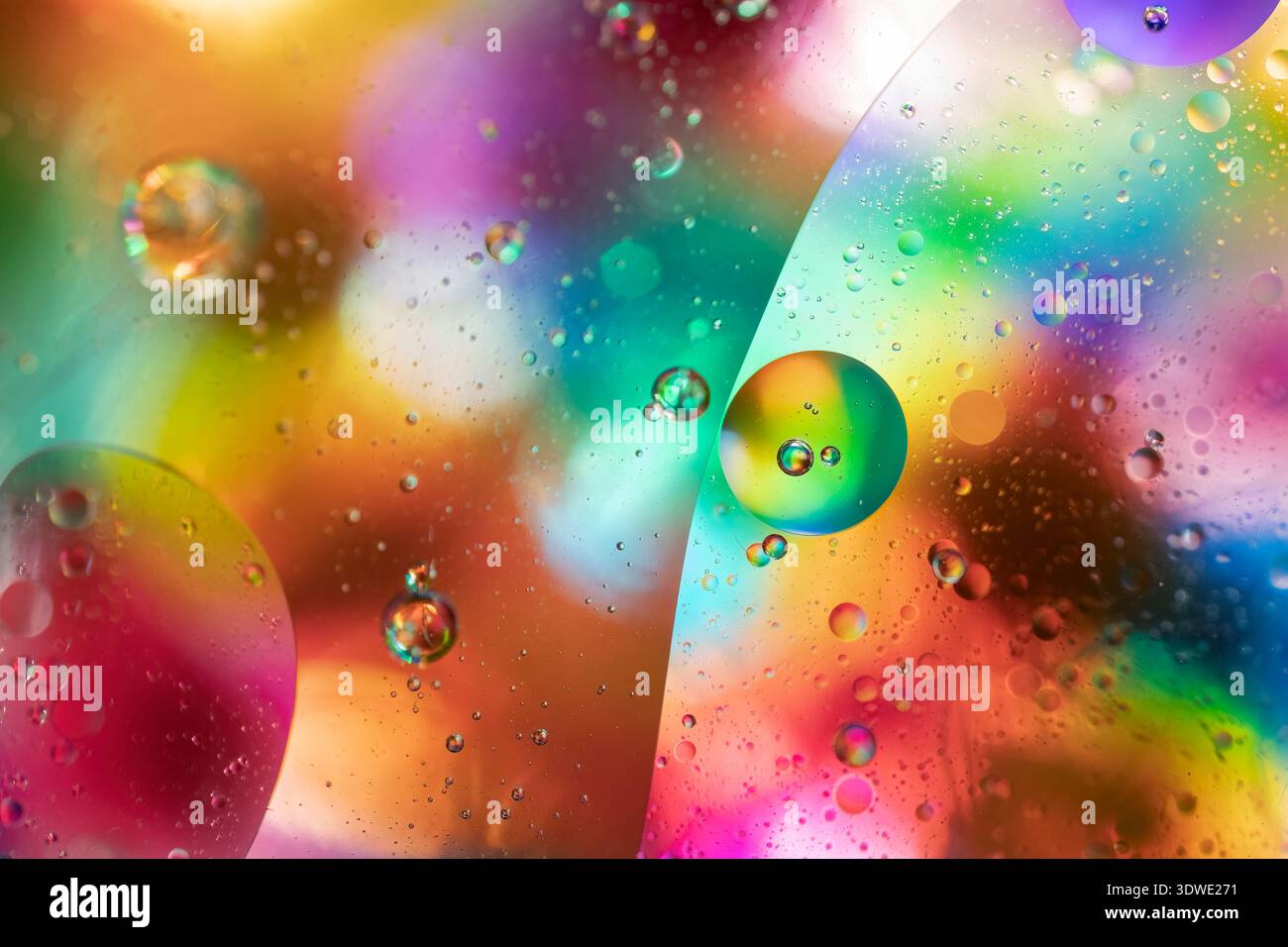 Plongez dans un monde abstrait fascinant de couleurs vibrantes et de bulles flottantes. Cette image capture un spectre de teintes se fondant dans un maître artistique Banque D'Images
