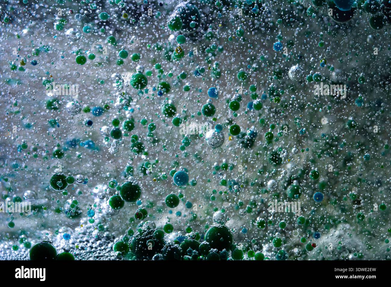 Œuvre d'art originale mettant en vedette un tableau fascinant de bulles colorées suspendues dans un liquide. La composition dynamique de bulles de différentes tailles crée un vib Banque D'Images