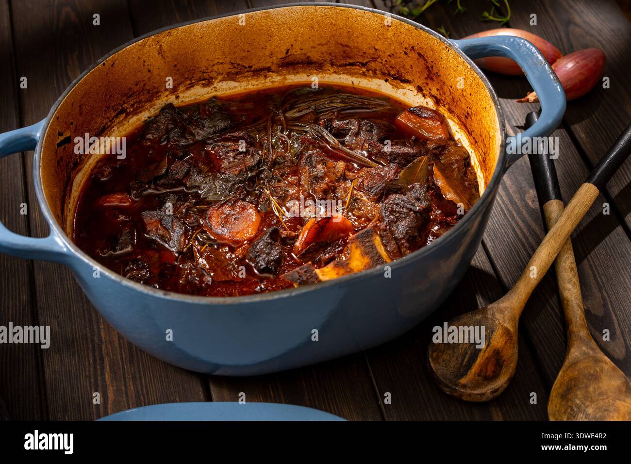 Un boeuf salé Bourguignon, également connu sous le nom de Bourgogne de boeuf, cuit lentement à la perfection. Le plat comprend de tendres morceaux de bœuf dans une riche sauce au vin rouge, simm Banque D'Images