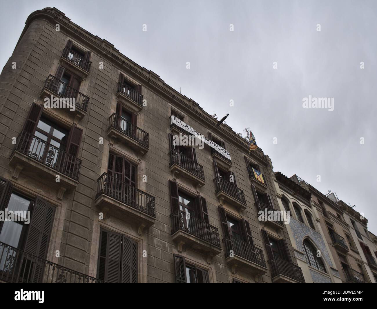 Bannière et drapeau sur un bâtiment résidentiel exprimant le séparatisme catalan et les sentiments d'indépendance. Barcelone, Espagne Banque D'Images