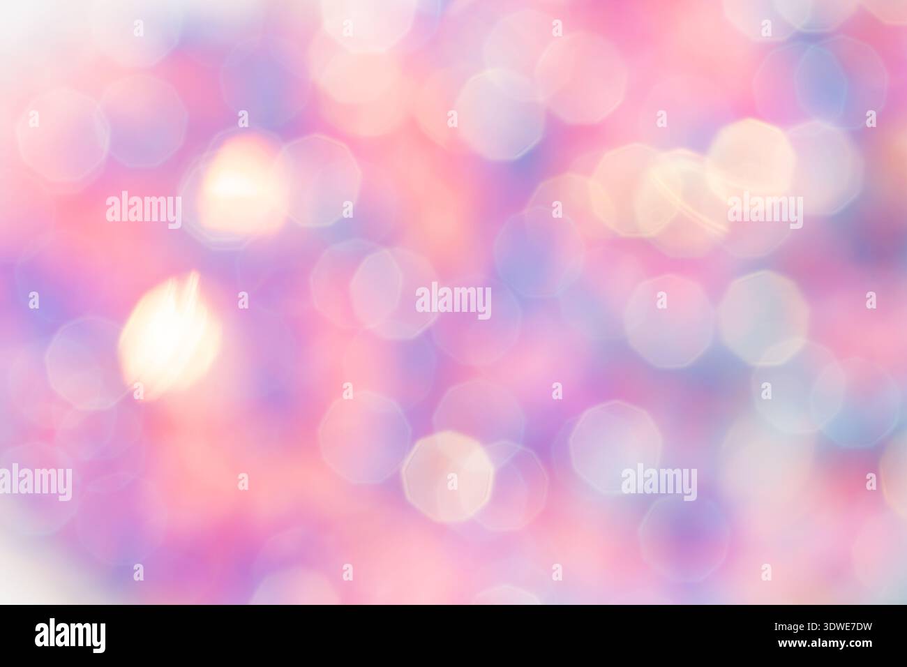 Un arrière-plan bokeh abstrait rêveur et flou avec des teintes roses et violettes douces. Les motifs de lumière circulaires créent une ambiance sereine et éthérée, perfe Banque D'Images