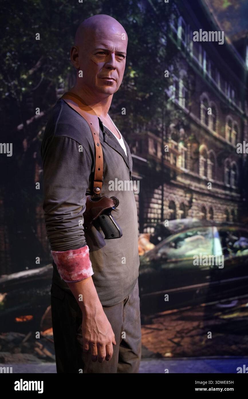Figure de cire de l'acteur américain Bruce Willis dans le rôle de John McClane dans Madame Tussauds Budapest, Hongrie. Banque D'Images