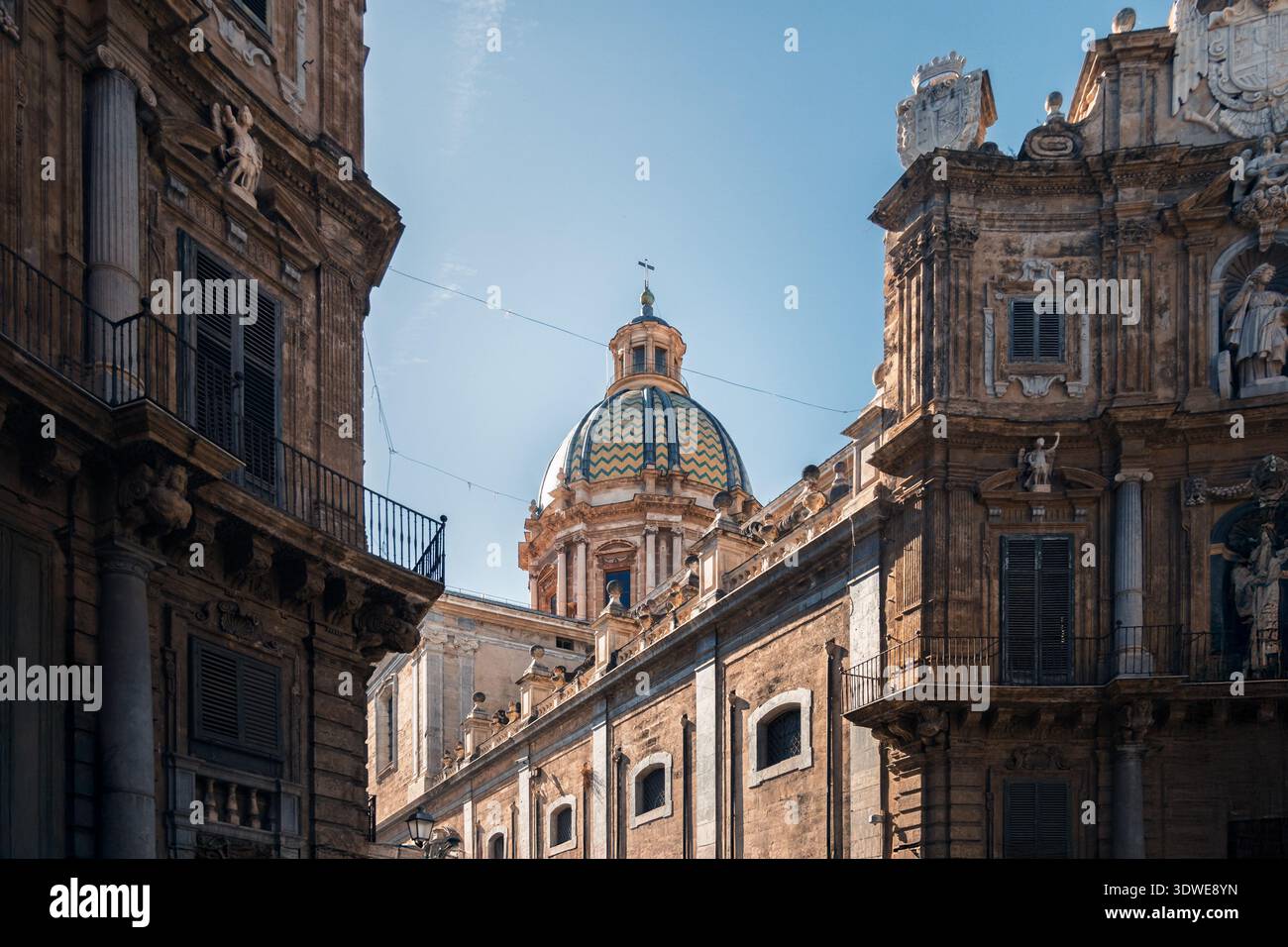 L'architecture captivante de Palerme, avec un dôme magnifique et des bâtiments historiques sous un ciel bleu clair, reflétant la riche cultura de la ville Banque D'Images