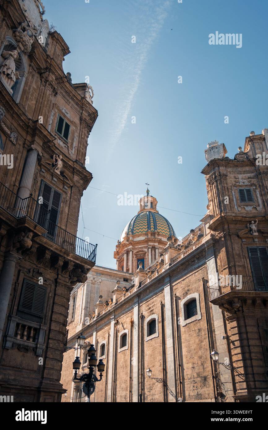 L'architecture captivante de Palerme, avec un dôme magnifique et des bâtiments historiques sous un ciel bleu clair, reflétant la riche cultura de la ville Banque D'Images