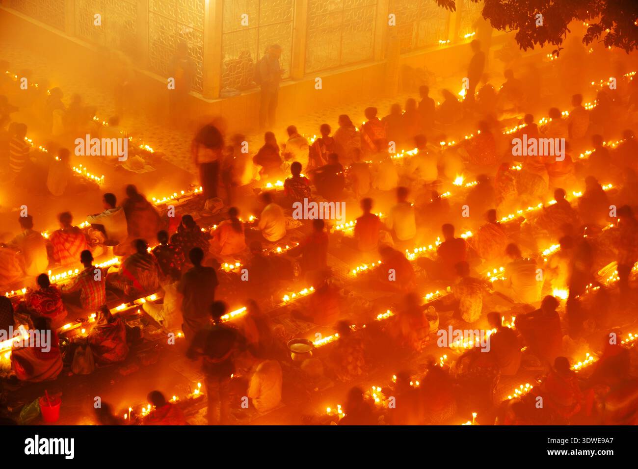 Sonargaon, Bangladesh - 15 novembre 2022 : vue d'un rassemblement fascinant baigné par une lumière chaude et scintillante de chandelles, projetant une lueur éthérée à travers le Banque D'Images